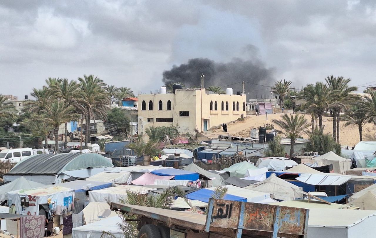 غارة إسرائيلية تستهدف منطقة المواصي الساحلية غربي مدينة خانيونس جنوبي قطاع غزة